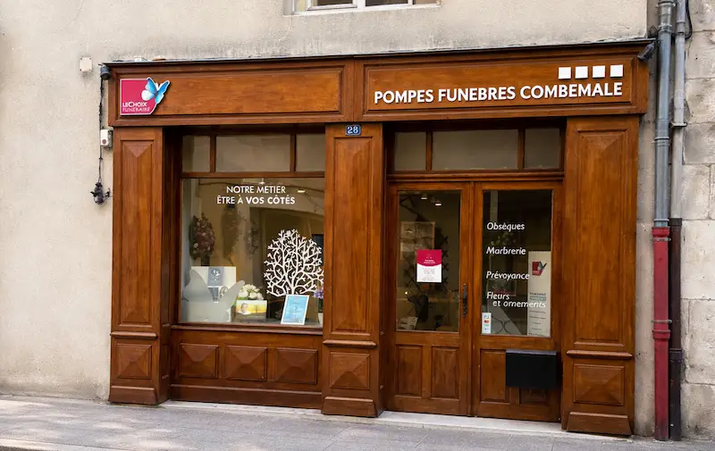 Façade de l’agence Pompes Funèbres Combemale à Villeneuve-de-Berg
