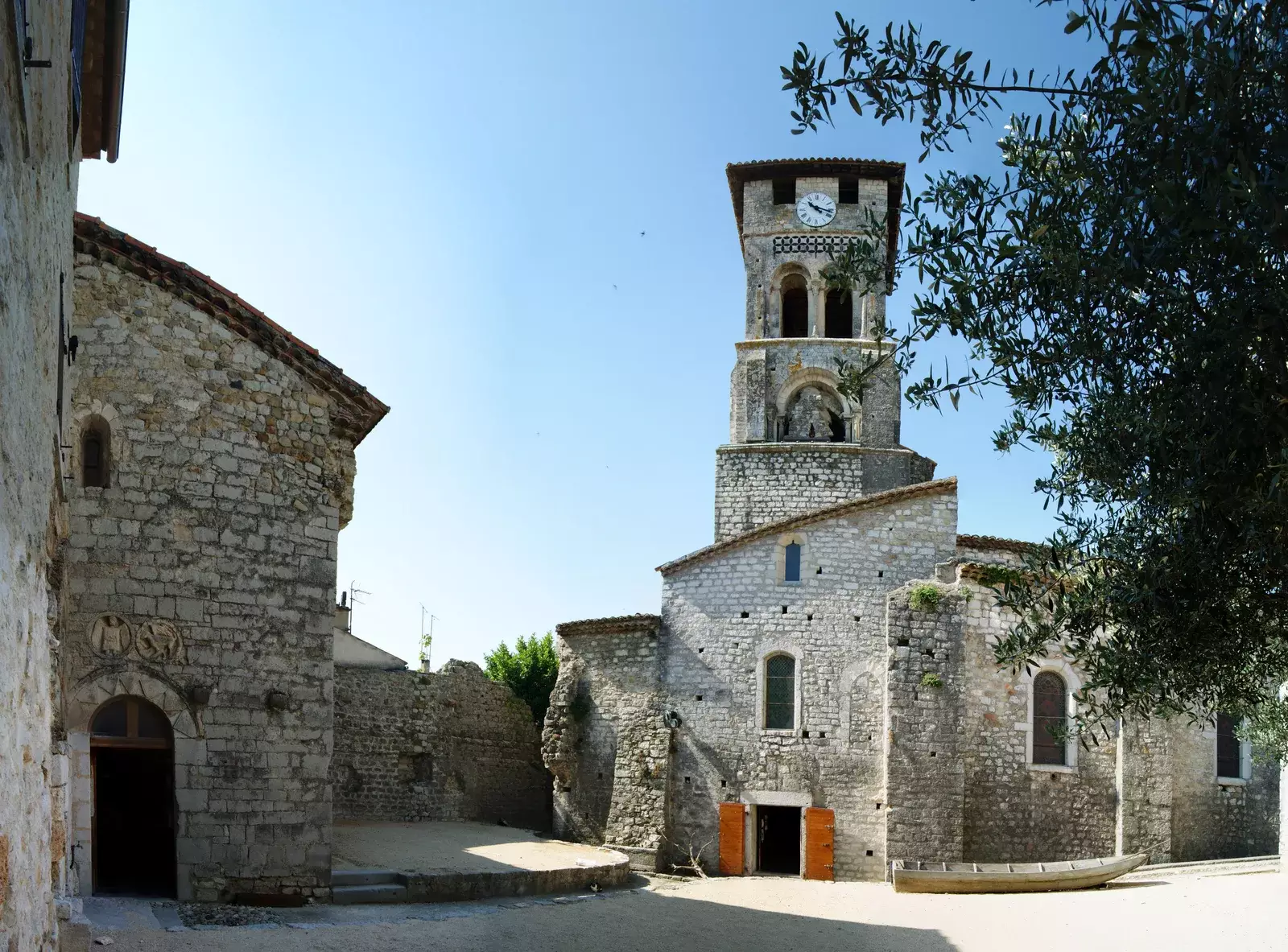 <p align ="center">Pompes Funèbres à Ruoms : Un accompagnement humain et local pour des obsèques dignes</h1>