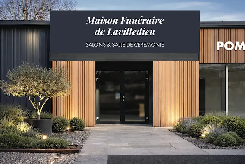 Entrée de la chambre funéraire de Lavilledieu avec salons et salle de cérémonie