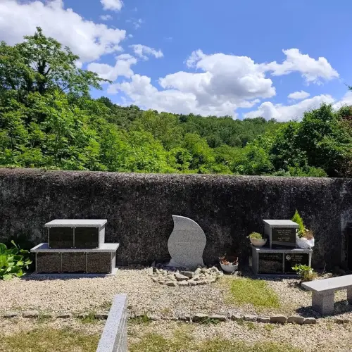 Que faire des cendres ?<br> <span style="display:block; margin-top:8px; font-size:15px; line-height:1.35; font-weight:400;"> Columbarium, cavurne, scellement d’urne ou dispersion. </span>
