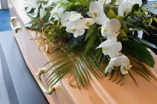 Organiser une cérémonie<br> <span style="display:block; margin-top:8px; font-size:15px; line-height:1.35; font-weight:400;"> Préparer un hommage civil ou religieux fidèle à la personne disparue. </span>