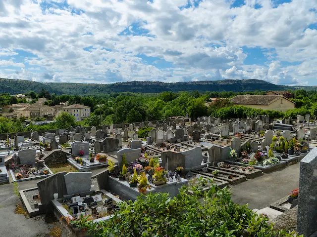 Vue du cimetière communal de Saint-Privat en Ardèche