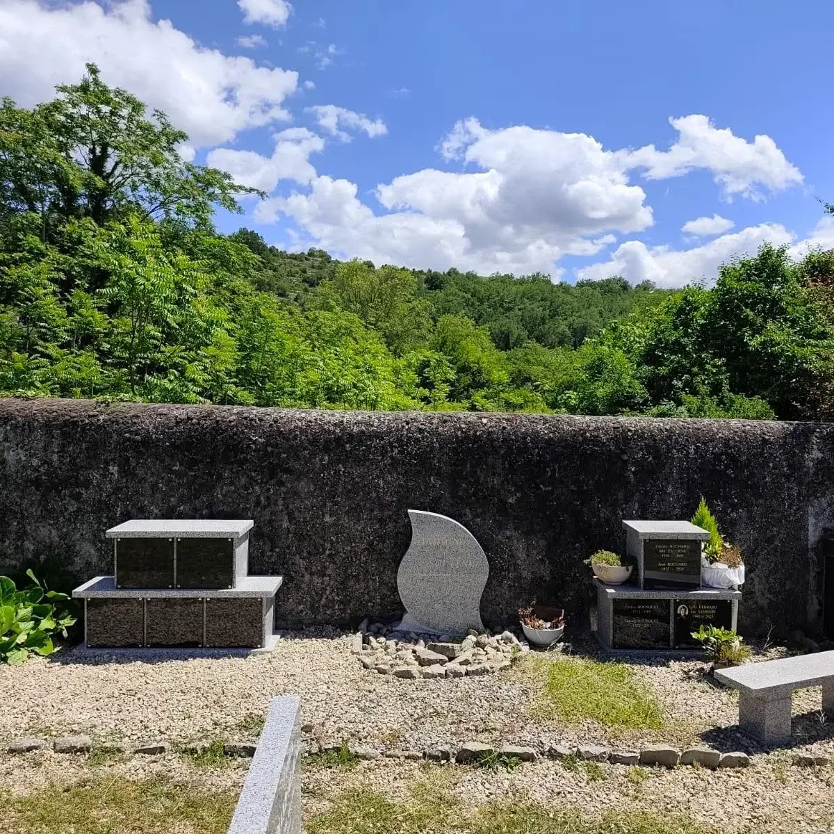 Columbarium communal installé au cimetière de Saint-Maurice-d’Ibie par les Pompes Funèbres Combemale