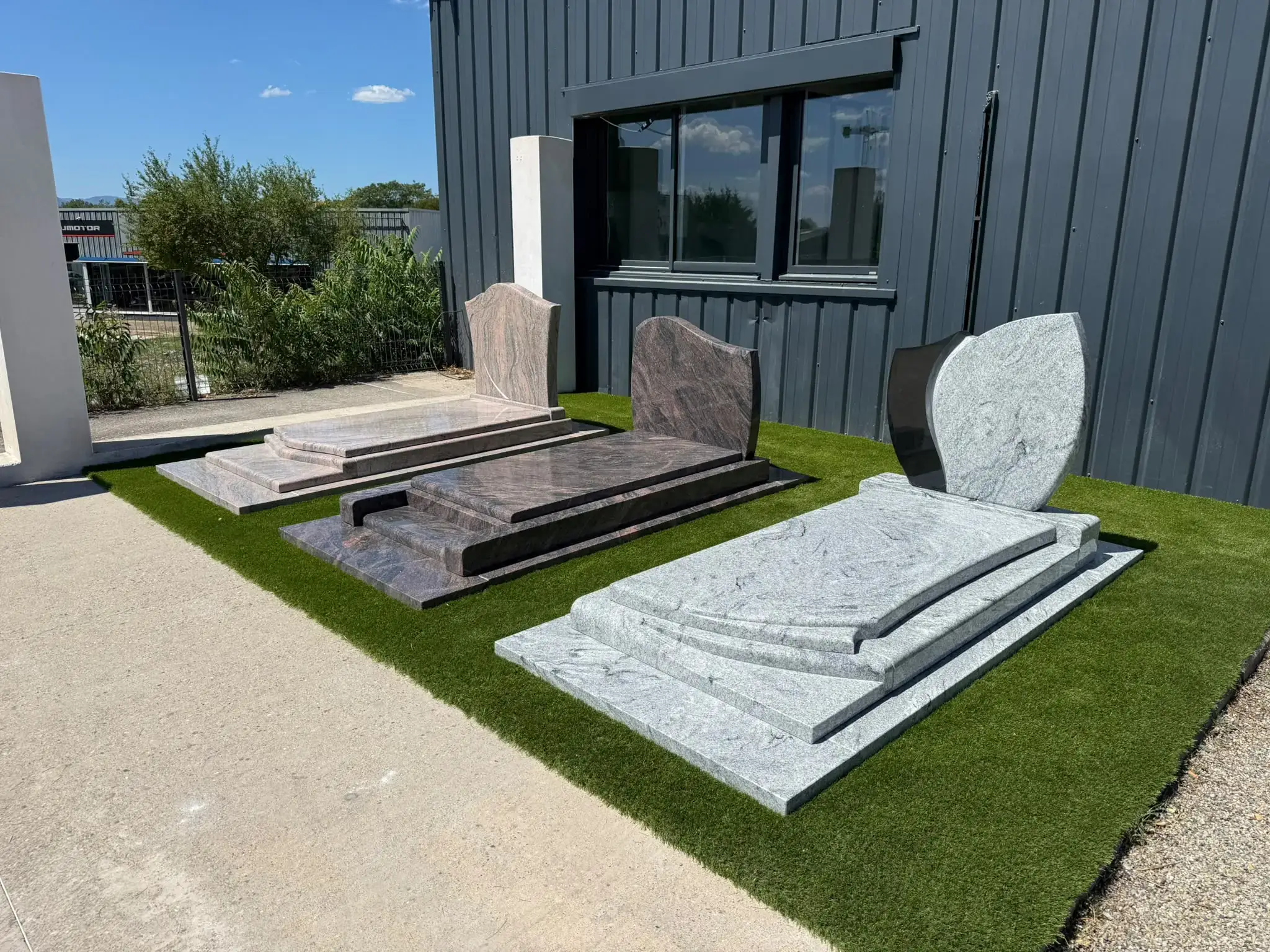 Trois monuments funéraires en granit exposés à l’agence Combemale de Lavilledieu