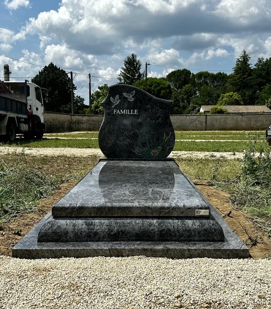 Monument funéraire en granit à Lavilledieu par les Établissements Combemale