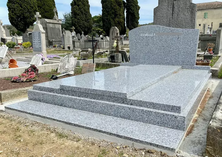 /medias/u/76/monument-funeraire-ardeche-granit-tarn-combemale-ruoms.webp