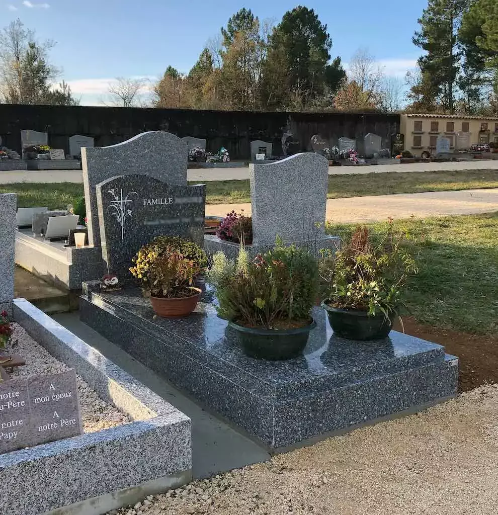 monument funeraire en Ardèche au cimetière de Montréal