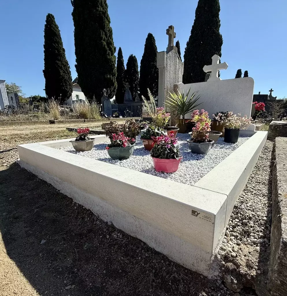monument funéraire en Ardèche au cimetière de Ruoms