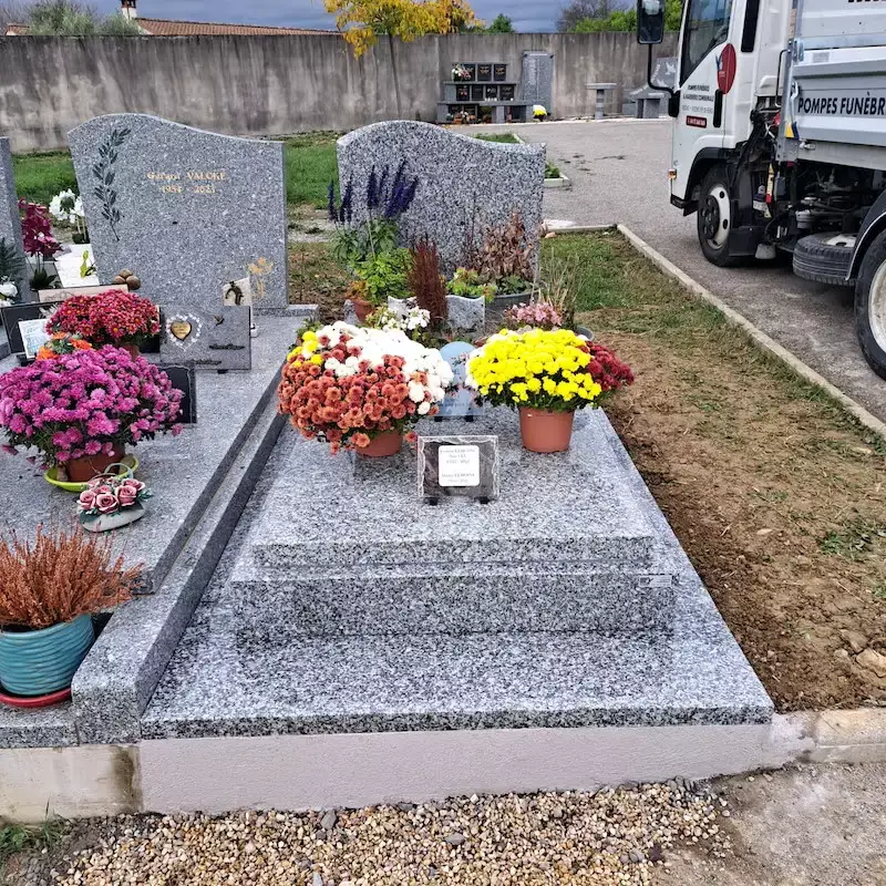 /medias/u/76/monument-funeraire-cimetiere-villeneuve-de-berg.webp