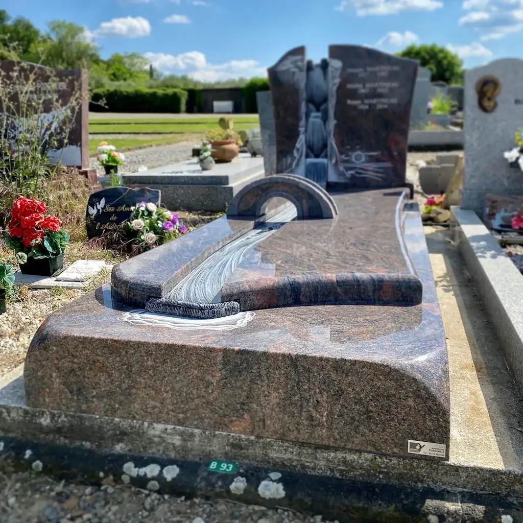 Monument funéraire en granit réalisé par les Pompes Funèbres Combemale dans un cimetière du Sud Ardèche
