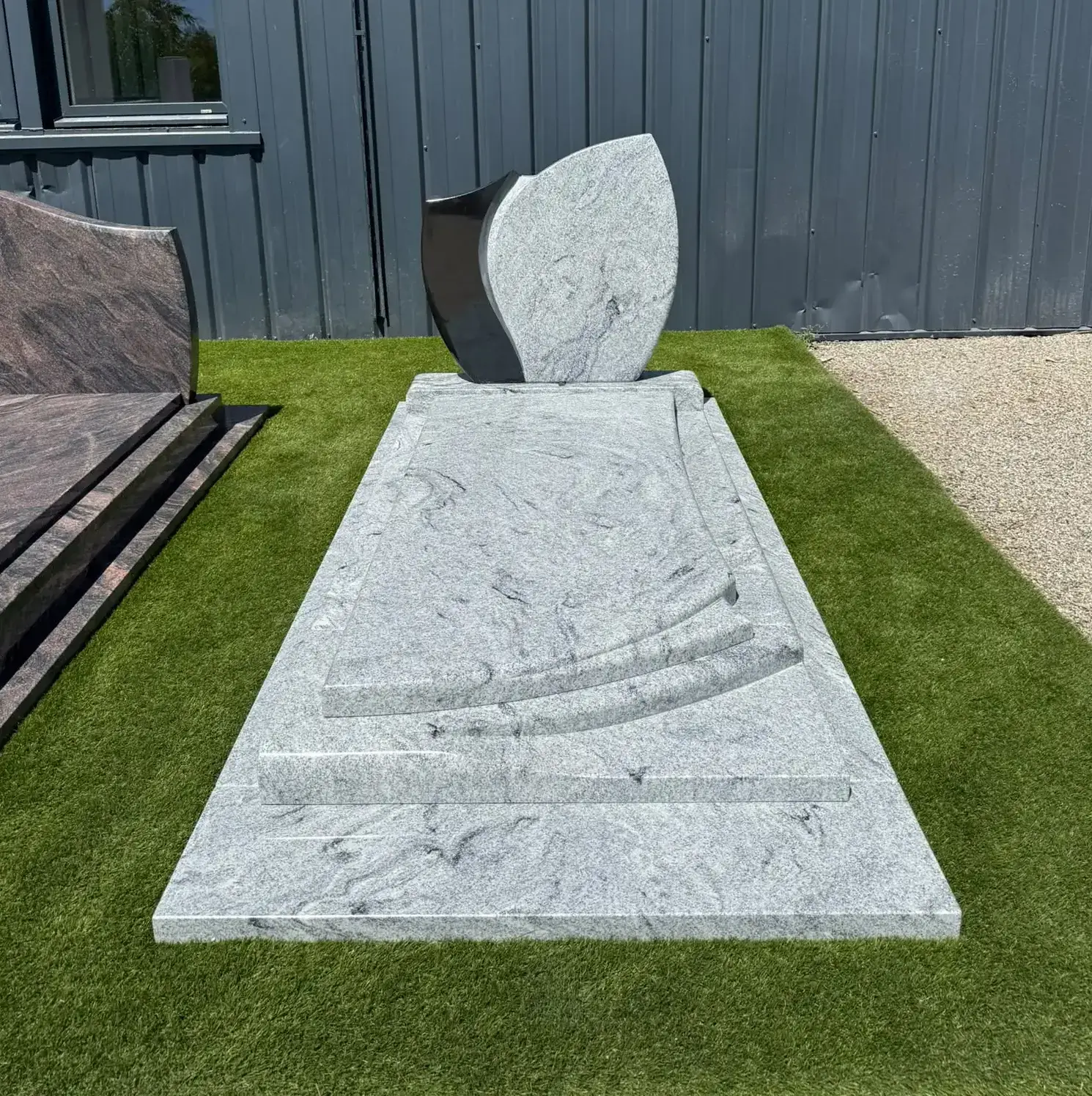Monument funéraire en granit réalisé par les Établissements Combemale à Lavilledieu