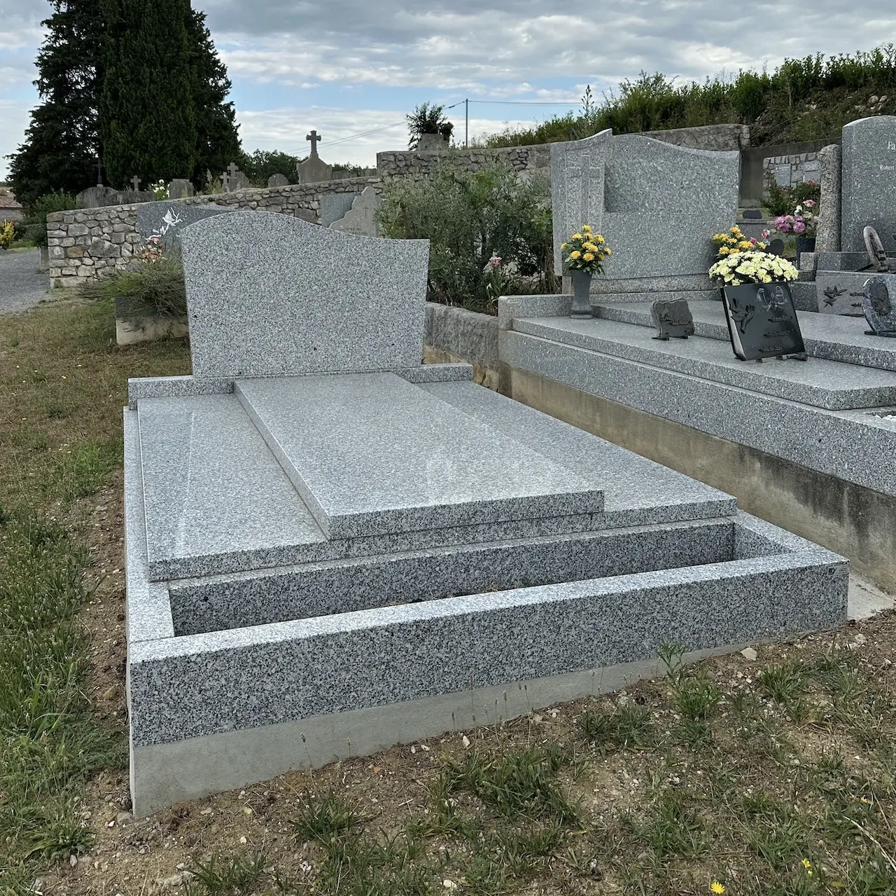 Monument funéraire réalisé en Sud Ardèche par les Pompes Funèbres Combemale, près de Grospierres et Ruoms.