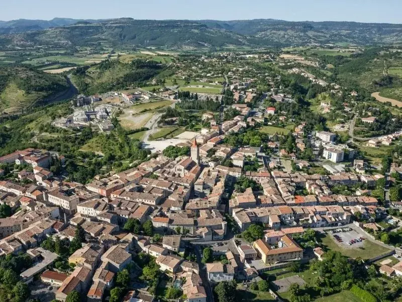 Pompes Funèbres à Villeneuve-de-Berg – Un Accompagnement Humain et Local